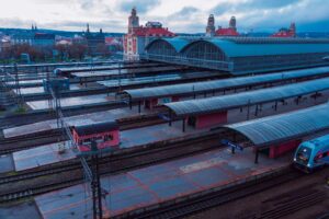 Vom Prager Bahnhof aus kann es in alle Himmelsrichtungen in den Urlaub gehen. Foto: Pexels