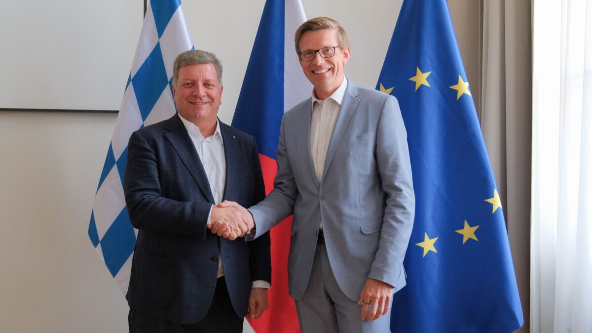 Der Verkehrsminister von Bayern, Christian Bernreiter (links) und der Verkehrsminister von Tschechien, Martin Kupka, schüttlern sich die Hände. Beide sprachen über den Ausbau der Bahnverbindung zwischen Prag und München.