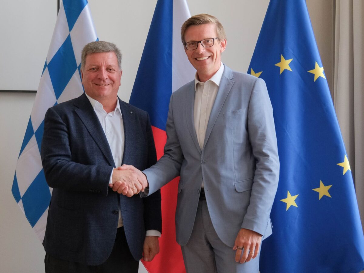 Der Verkehrsminister von Bayern, Christian Bernreiter (links) und der Verkehrsminister von Tschechien, Martin Kupka, schüttlern sich die Hände. Beide sprachen über den Ausbau der Bahnverbindung zwischen Prag und München.