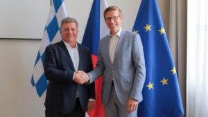 Der Verkehrsminister von Bayern, Christian Bernreiter (links) und der Verkehrsminister von Tschechien, Martin Kupka, schüttlern sich die Hände. Beide sprachen über den Ausbau der Bahnverbindung zwischen Prag und München.