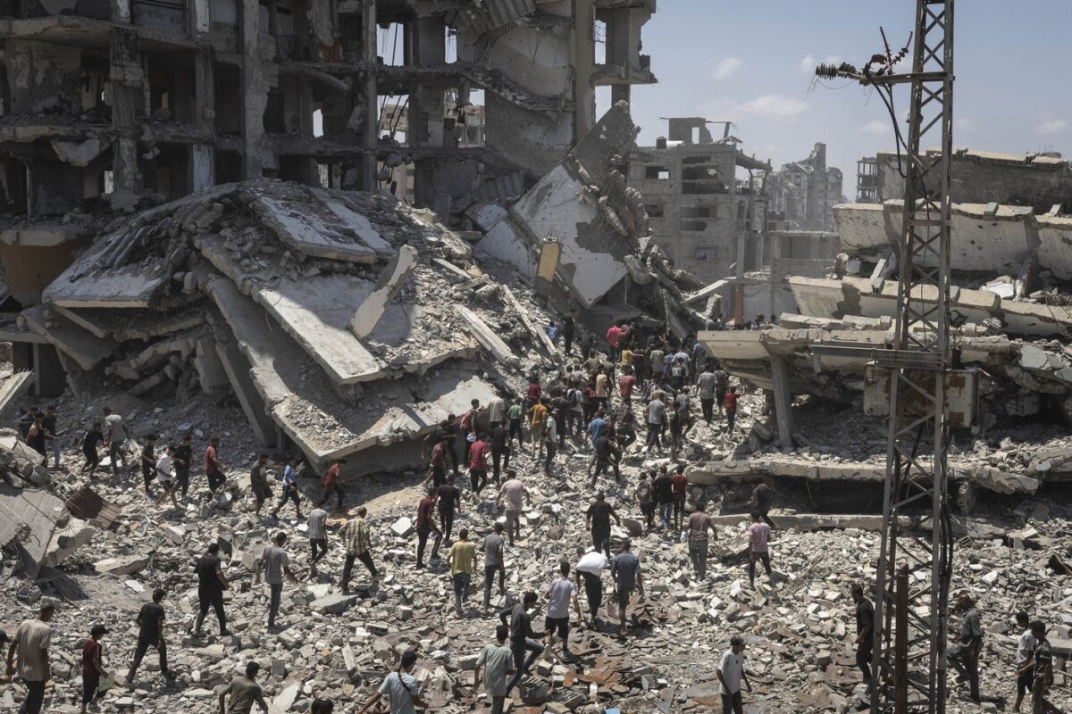 Menschen in Gaza-Stadt auf der Suche nach aus der Luft abgeworfenen Hilfsgütern.
