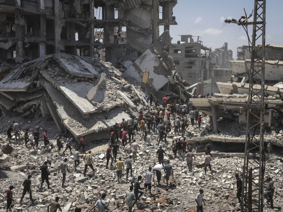 Menschen in Gaza-Stadt auf der Suche nach aus der Luft abgeworfenen Hilfsgütern.