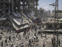 Menschen in Gaza-Stadt auf der Suche nach aus der Luft abgeworfenen Hilfsgütern.