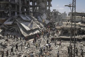 Menschen in Gaza-Stadt auf der Suche nach aus der Luft abgeworfenen Hilfsgütern.