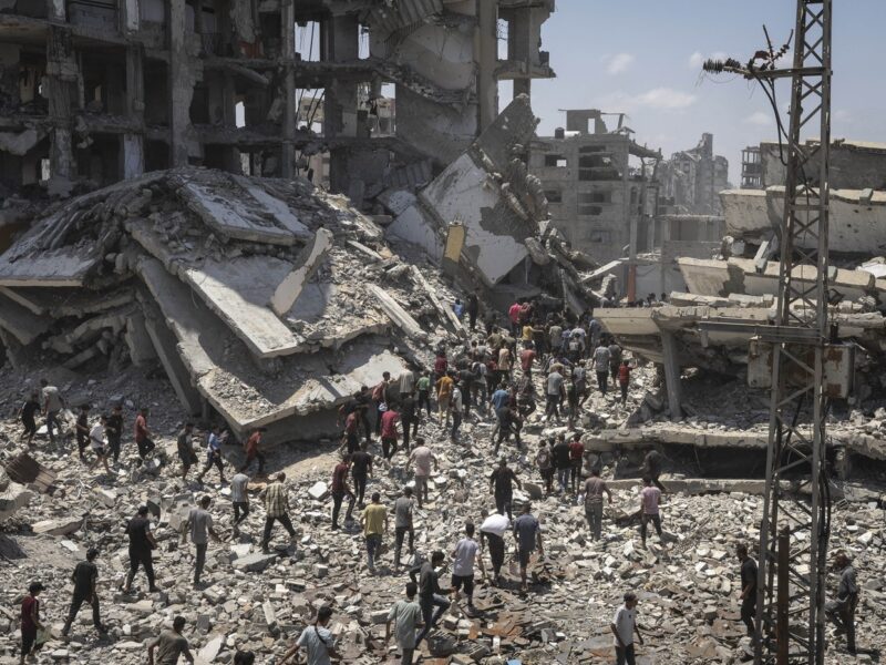 Menschen in Gaza-Stadt auf der Suche nach aus der Luft abgeworfenen Hilfsgütern.