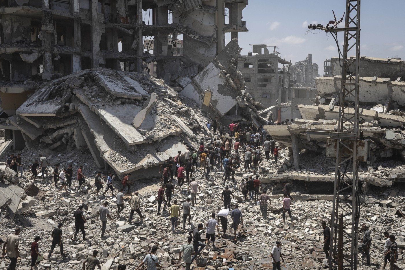 Menschen in Gaza-Stadt auf der Suche nach aus der Luft abgeworfenen Hilfsgütern.