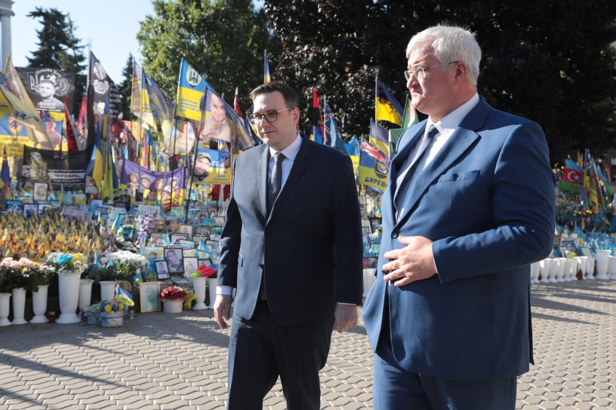 Gemeinsam mit seinem ukrainischen Amtskollegen Andrij Sybiha nahm Tschechiens Außenminister Jan Lipavský an einem Gedenken für die Opfer des russischen Angriffskriegs teil.