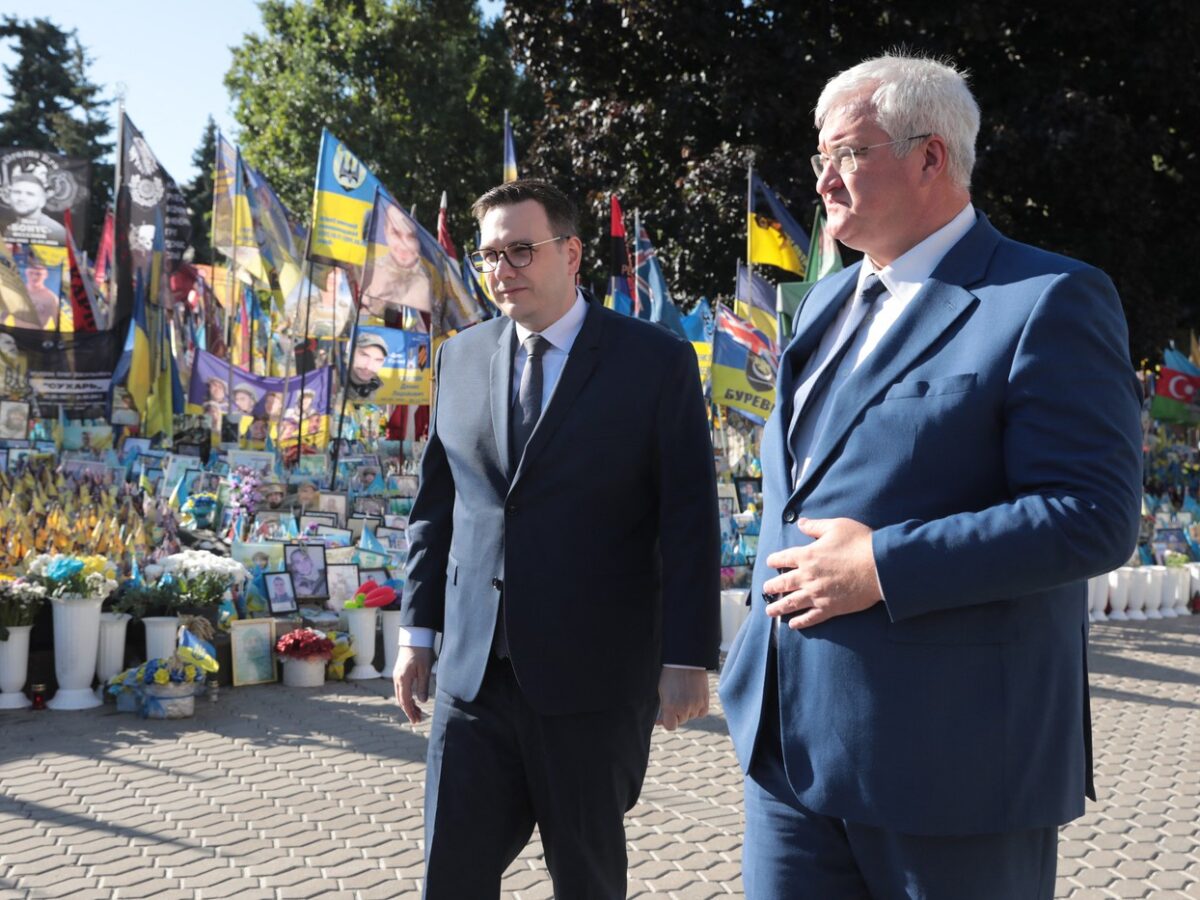 Gemeinsam mit seinem ukrainischen Amtskollegen Andrij Sybiha nahm Tschechiens Außenminister Jan Lipavský an einem Gedenken für die Opfer des russischen Angriffskriegs teil.