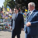 Gemeinsam mit seinem ukrainischen Amtskollegen Andrij Sybiha nahm Tschechiens Außenminister Jan Lipavský an einem Gedenken für die Opfer des russischen Angriffskriegs teil.