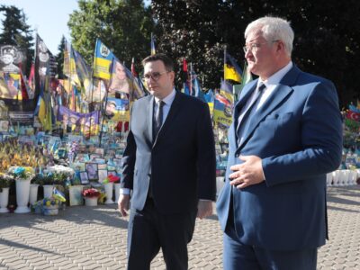 Gemeinsam mit seinem ukrainischen Amtskollegen Andrij Sybiha nahm Tschechiens Außenminister Jan Lipavský an einem Gedenken für die Opfer des russischen Angriffskriegs teil.