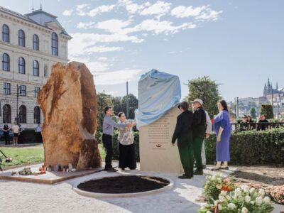 Gedenktafel für Opfer des Amoklaufs an der Karls-Universität eingeweiht