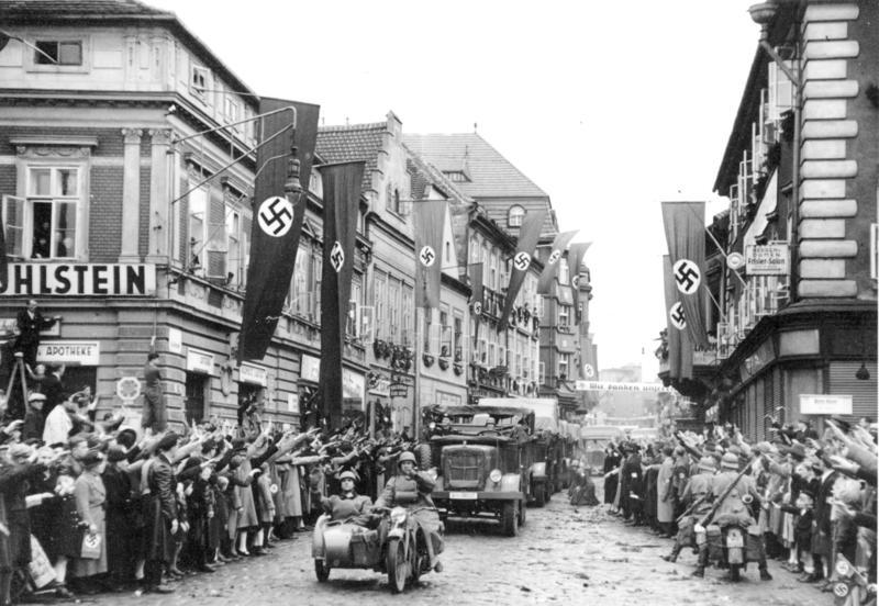 Einmarsch in das Sudetenland. Motorisierte deutsche Truppen in Saaz (Žatec) am 9.10.1938 um 14.30 Uhr.