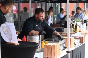 Livemusik, Minigolf, Fußball-Dart – und bayerische Bratwurst erwartete die Besucher auf der Geburtstagsfeier der DSP.