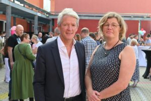 DSP-Schulleiterin Hanna Budde-Mäkinen neben Peter Reuss, der im Oktober sein Amt als Deutscher Botschafter in Tschechien antritt.