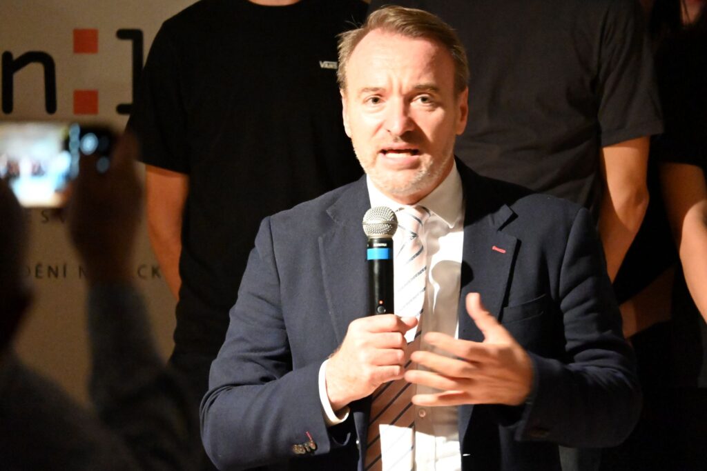 Der Präsident der Landesversammlung, Martin Herbert Dzingel, gänzlich begeistert von von der Aufführung der Schülerinnen und Schüler.