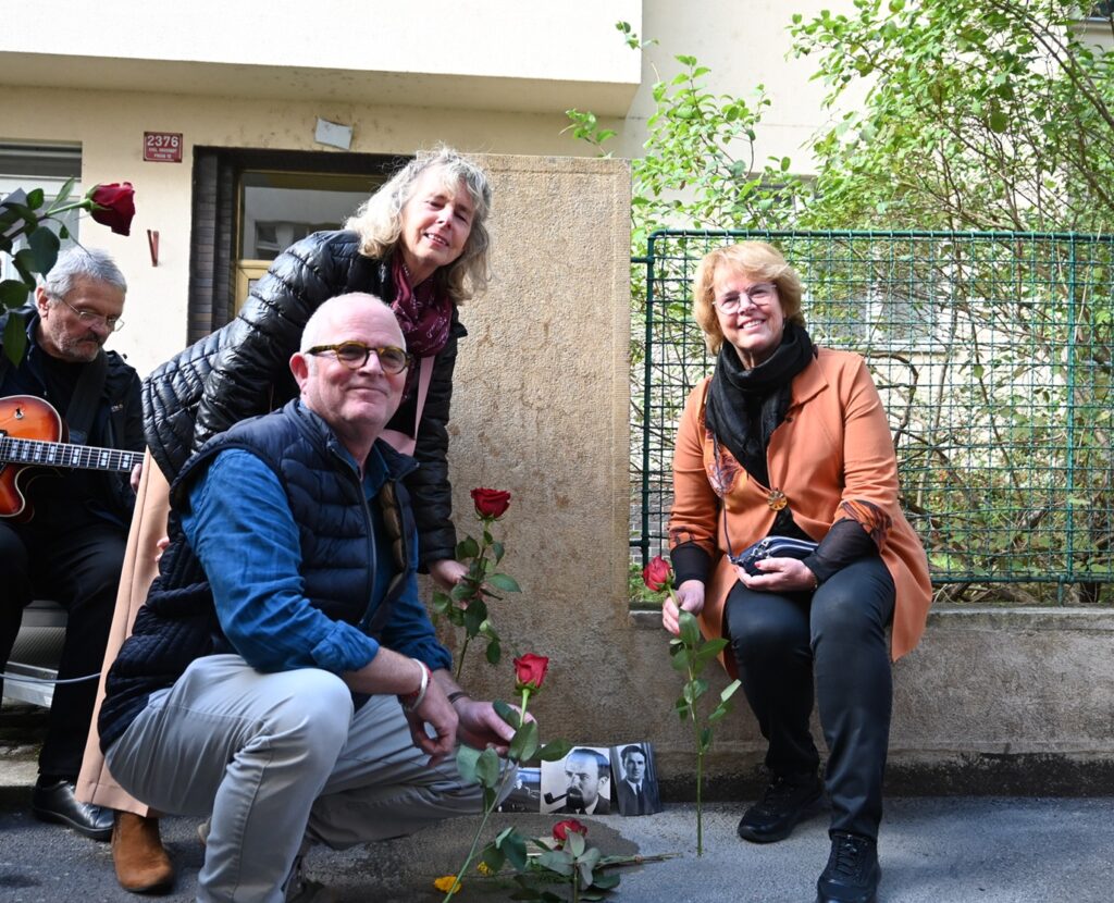 Die Kinder von Pavel Tigrid - Gregory, Catherine und Deborah (v.l.n.r.) - bei der Verlegung des Stolpersteins in Prag. Sie erinnerten an Mut, Verlust und das Vermächtnis ihres Vaters.