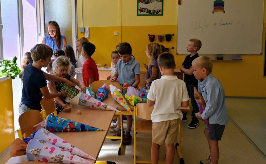 Erstklässler packen Schultüten aus. Die Thomas-Mann-Grundschule der deutsch-tschechischen Verständigung feiert Einschulung.