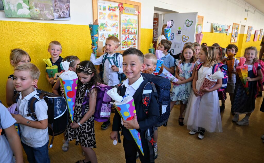 Kinder mit Schultüten bei der Einschulung. Die Thomas-Mann-Grundschule der deutsch-tschechischen Verständigung begrüßt Erstklässler. Mit bunten Schultüten und neuen Freundschaften startete für die Schülerinnen und Schüler ihr erstes Schuljahr.