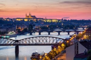 Die Vyšehrad-Brücke (Vordergrund) gehört auch in Zukunft fest zum Erscheinungsbild Prags. Seit 2004 steht die Brücke unter Denkmalschutz.