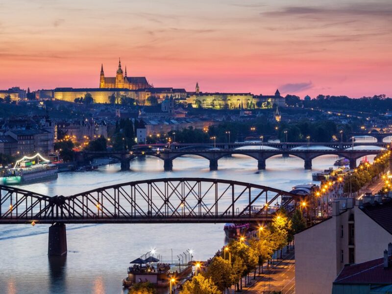 Die Vyšehrad-Brücke (Vordergrund) gehört auch in Zukunft fest zum Erscheinungsbild Prags. Seit 2004 steht die Brücke unter Denkmalschutz.