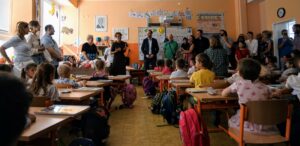Schulleiterin Hana Nápravníková heisst Kinder willkommen bei der Einschulung der Grundschule der deutsch-tschechischen Verständigung.