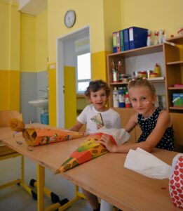 Kinder öffnen Schultüten bei der Einschulung der Grundschule der deutsch-tschechischen Verständigung.
