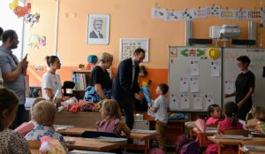 Kinder erhalten ihre Schultüte und Schulurkunde zur Einschulung.