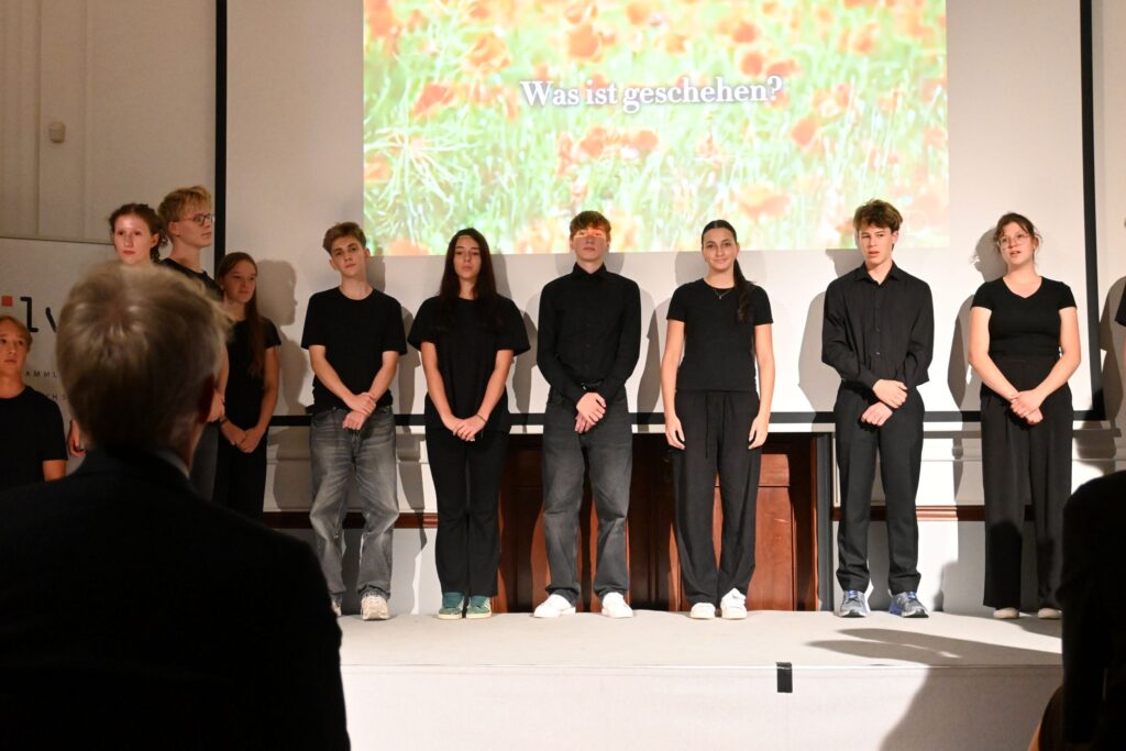 Schülerinnen und Schüler präsentieren gemeinsam das „Oh, Mann!“ Theaterstück