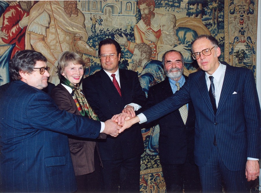 Bonn, 4. März 1998: Bundesaußenminister Klaus Kinkel und Vertreter des Zukunftsfonds Anton Roßbach, Dagmar Burešová, Pavel Tigrid (2.v.r.) und Miloš Pojar