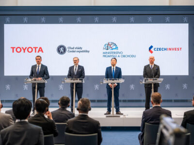 Ministerpräsident Petr Fiala (ODS), Lukáš Vlček, Minister für Industrie und Handel (STAN) sowie Yoshihiro Nakata, der Präsident von Toyota Motor Europe, verkünden Toyota E- Auto Produktion in Kolin