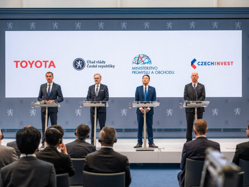 Ministerpräsident Petr Fiala (ODS), Lukáš Vlček, Minister für Industrie und Handel (STAN) sowie Yoshihiro Nakata, der Präsident von Toyota Motor Europe, verkünden Toyota E- Auto Produktion in Kolin