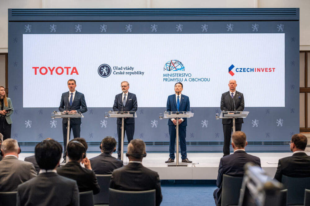 Ministerpräsident Petr Fiala (ODS), Lukáš Vlček, Minister für Industrie und Handel (STAN) sowie Yoshihiro Nakata, der Präsident von Toyota Motor Europe, verkünden Toyota E- Auto Produktion in Kolin