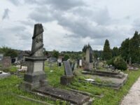 Zu Schatzlar gehört natürlich auch ein Friedhof.