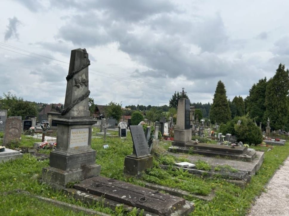 Zu Schatzlar gehört natürlich auch ein Friedhof.