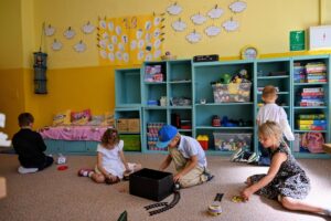 Kinder spielen bei der Einschulung der Grundschule der deutsch-tschechischen Verständigung.