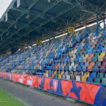 Die Tribüne des FK Chmel Blsany/FC Hopfen Flöhau