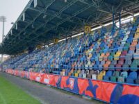 Die Tribüne des FK Chmel Blsany/FC Hopfen Flöhau