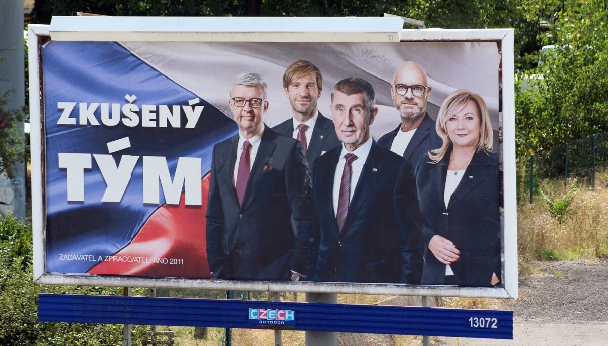 Auf einem Wahlplakat in Prag präsentiert sich die ANO-Parteispitze um Ex-Premier Andrej Babiš als "erfahrenes Team".