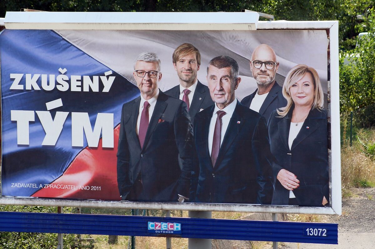 Auf einem Wahlplakat in Prag präsentiert sich die ANO-Parteispitze um Ex-Premier Andrej Babiš als "erfahrenes Team".