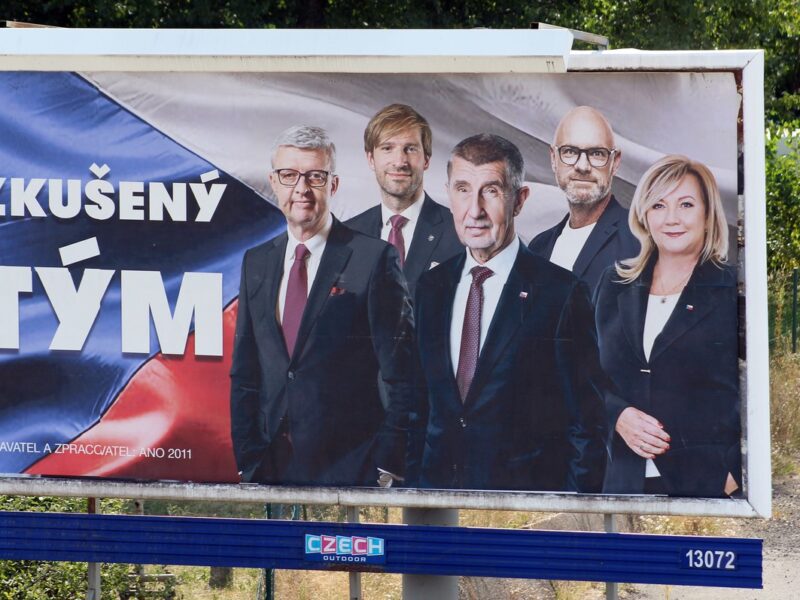 Auf einem Wahlplakat in Prag präsentiert sich die ANO-Parteispitze um Ex-Premier Andrej Babiš als "erfahrenes Team".