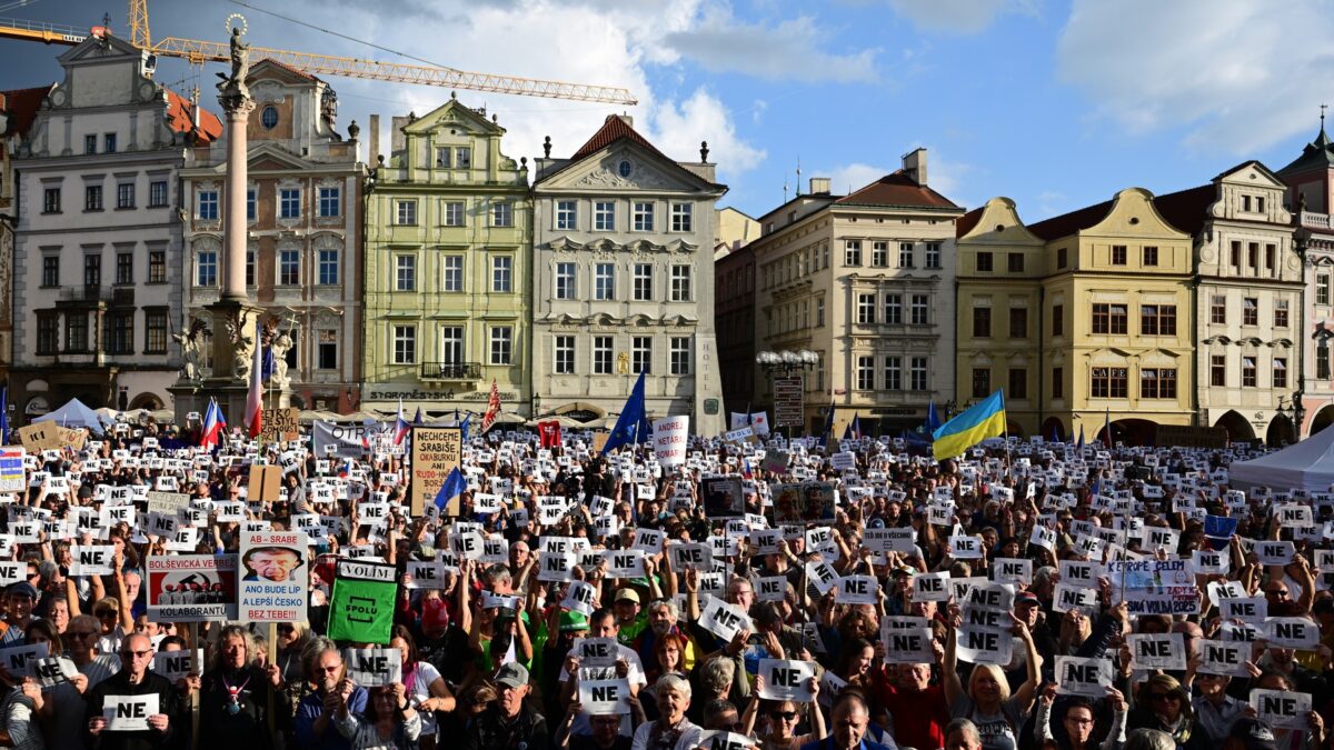 Tausende folgten am Sonntag einem Aufruf von Milion chvilek pro demokracii (dt. Eine Million Menschen für die Demokratie) und demonstrierten auf dem Prager Altstädter Ring für eine "Regierung ohne Extremisten".