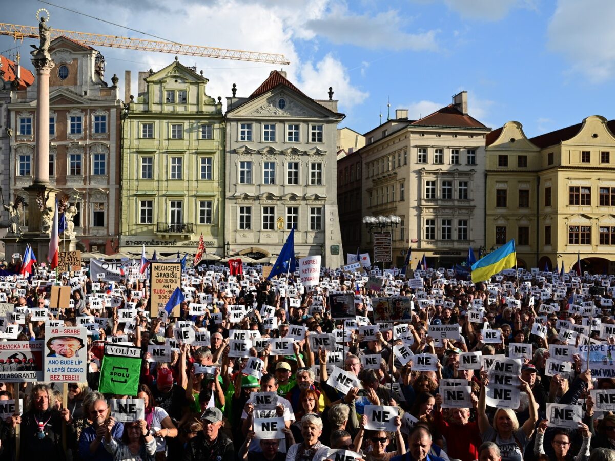 Tausende folgten am Sonntag einem Aufruf von Milion chvilek pro demokracii (dt. Eine Million Menschen für die Demokratie) und demonstrierten auf dem Prager Altstädter Ring für eine "Regierung ohne Extremisten".