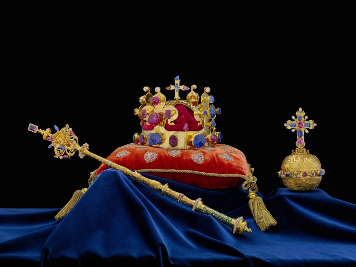 Aktuell lassen sich die böhmischen Kronjuwelen in der Prager Burg bewundern - darunter die Wenzelskrone, das königliche Zepter und der Reichsapfel.