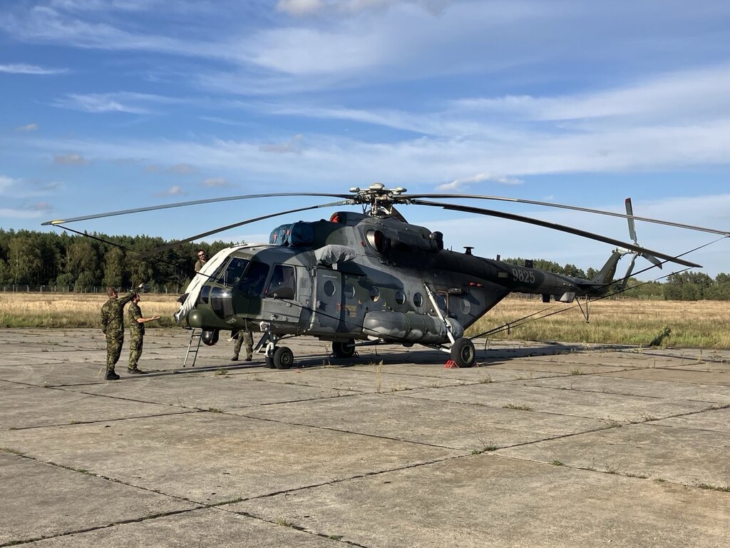 Einer von drei Kampfhubschraubern, die Tschechien, die seit Montag die Verteidigung der NATO-Ostflanke im Osten Polens unterstützen.