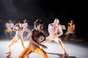 Das gemeinsame Projekt der Tanzkompanie 420PEOPLE und des BERG-Orchesters verbindet Minimalismus, Beatbox, Dubstep und moderne Choreografie zu einer dynamischen Performance.