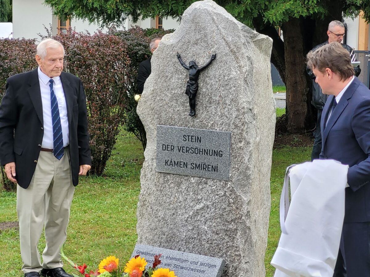 Vor dem Stein der Versöhnung in Schwarzwasser liegen Blumenkränze.