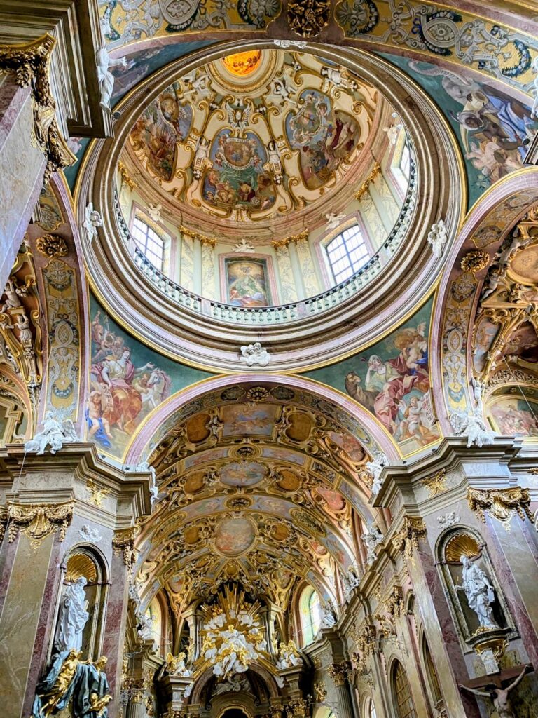 Die Kuppel der Wallfahrtsanlage Heiligenberg (Svatý Kopeček), etwa fünf Kilometer nordöstlich von Olmütz.