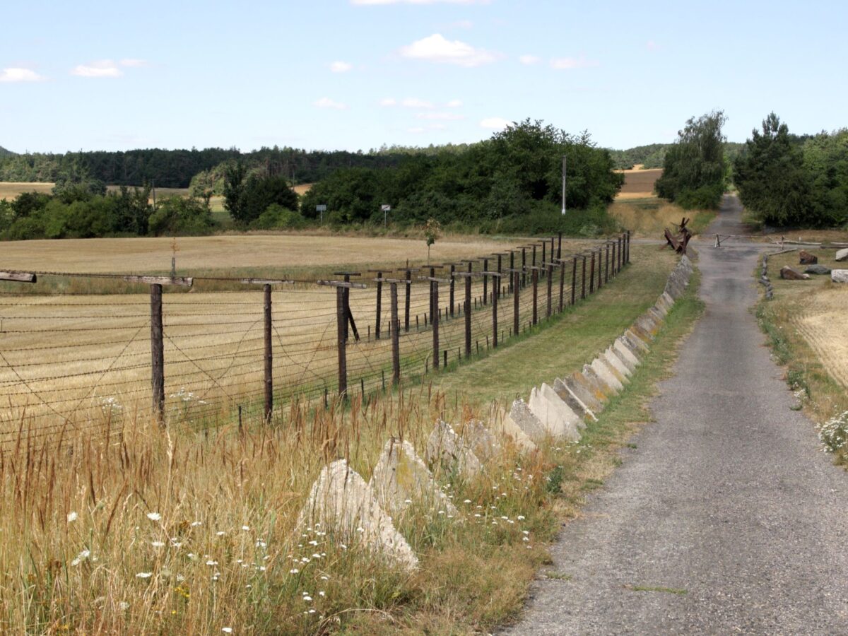 In Zaisa (Čížov) finden sich heute noch Überreste des Eisernen Vorhangs, der die damalige Tschechoslowakei – und den DDR-Bürger Thomas Bartsch – einst vom Westen trennte. Im Juli 1989 unternahm er einen Fluchtversuch –Grenzbeamte schossen ihm ins Knie.