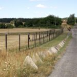 In Zaisa (Čížov) finden sich heute noch Überreste des Eisernen Vorhangs, der die damalige Tschechoslowakei – und den DDR-Bürger Thomas Bartsch – einst vom Westen trennte. Im Juli 1989 unternahm er einen Fluchtversuch –Grenzbeamte schossen ihm ins Knie.