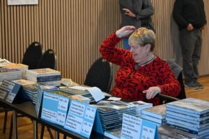 Autorin Barbara Ortwein nutzte das Zusammenkommen der deutschen Minderheit, um Ihr Buch „Der Sommer 1893 in Spillville“ zu verkaufen. Auch Werke wie „Rübezahl, der Herr der Berge“ von Petra Laurin und „Erinnerungen an das Stille Isergebirge“ von Siegfried Weiss konnten auf der diesjährigen Kulturellen Großveranstaltung erworben werden.